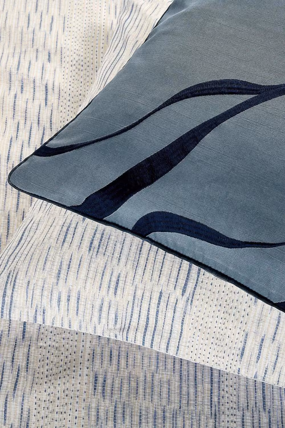 Nalu Nicole Scherzinger Reversible Striped Cotton and Bamboo Duvet Cover and Pillowcase Set in Blue and White, W/D/H: 200 x 200 cm – 2