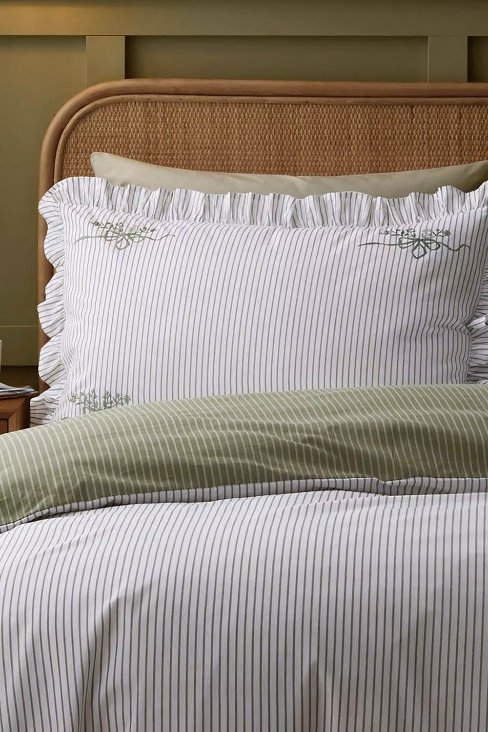 Appletree Frilled Embroidered Bow Stripe 100% Cotton Reversible Duvet Cover Set in Green, W/D/H: 200 x 220 cm – 2