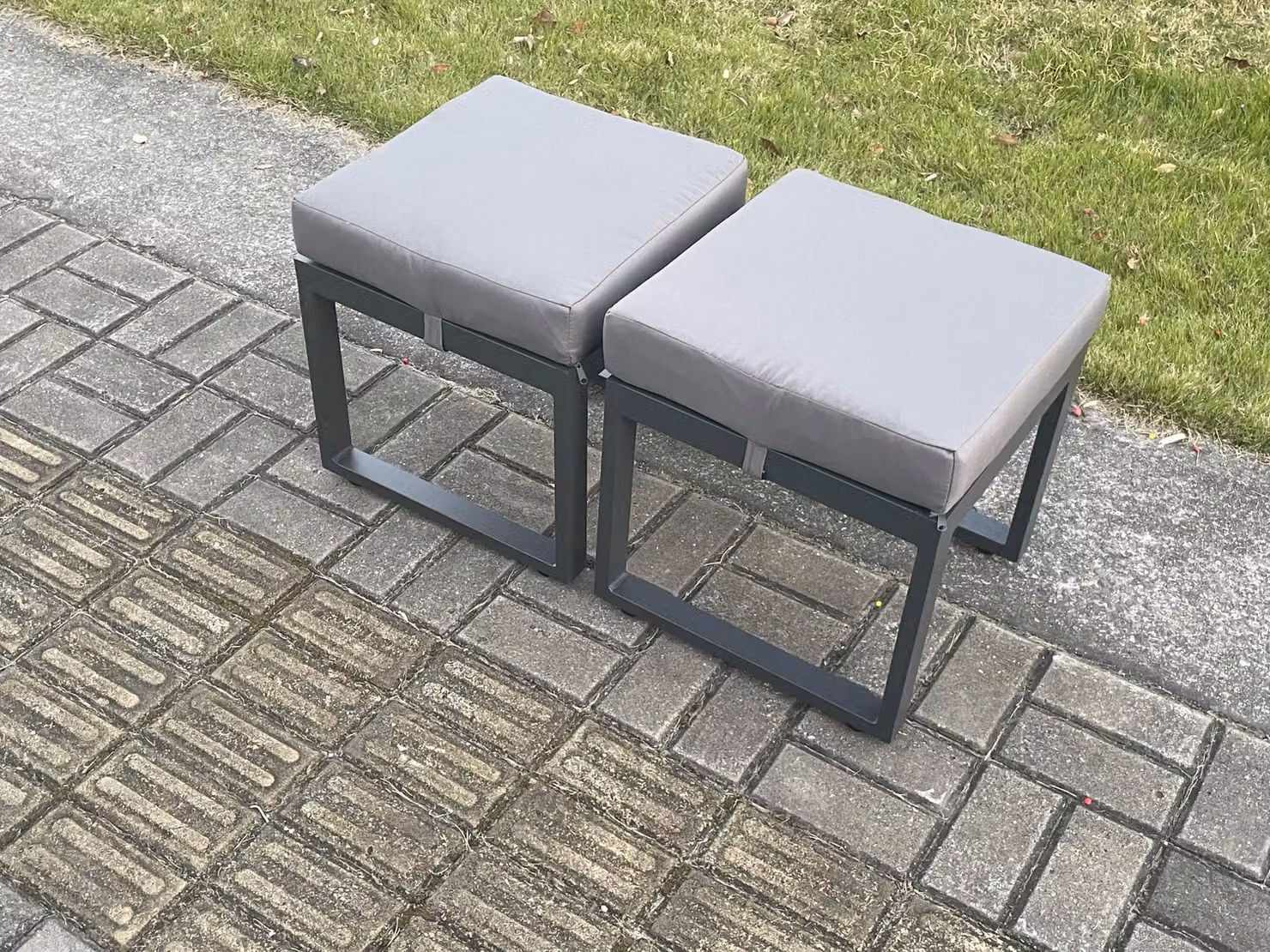 Fimous Set of 2 Aluminium Outdoor Garden Footstools in Dark Grey with Weather-Resistant Cushions – 3