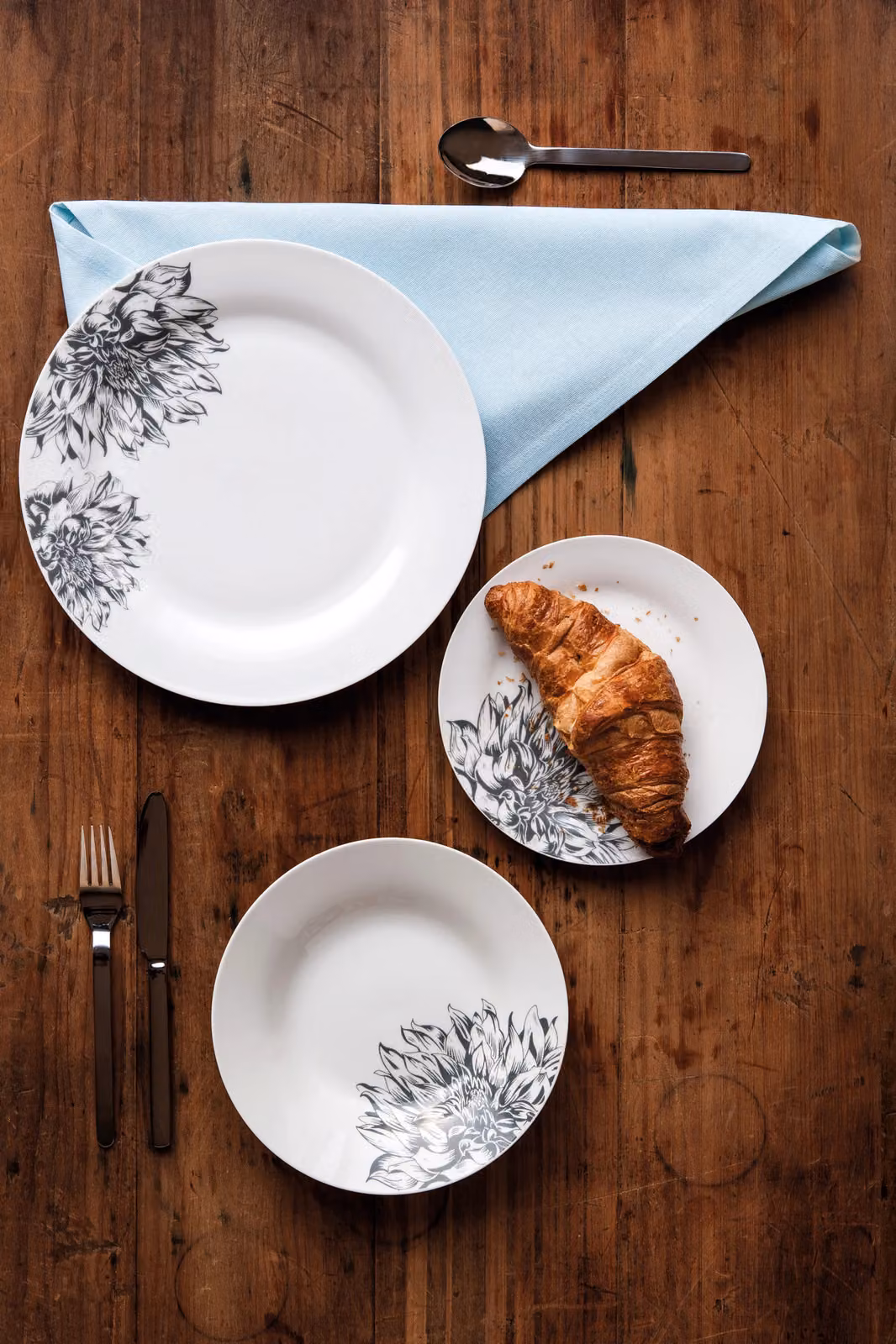 Orsina 12 Piece Floral Porcelain Dinner Set in White and Black – 2