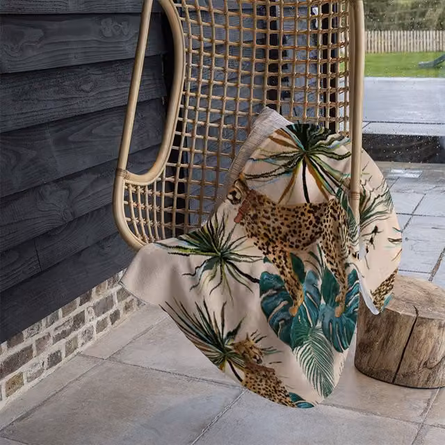 Benjamin Tate Design Tropical Cheetah Fleece Blanket in Green and Beige, W/D/H: 120 x 150 cm – 1