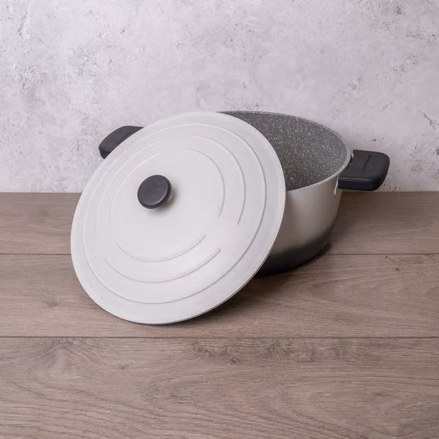 MasterClass Cast Aluminium Casserole Dish with Handle Covers, Ombre Grey, 5L – 1