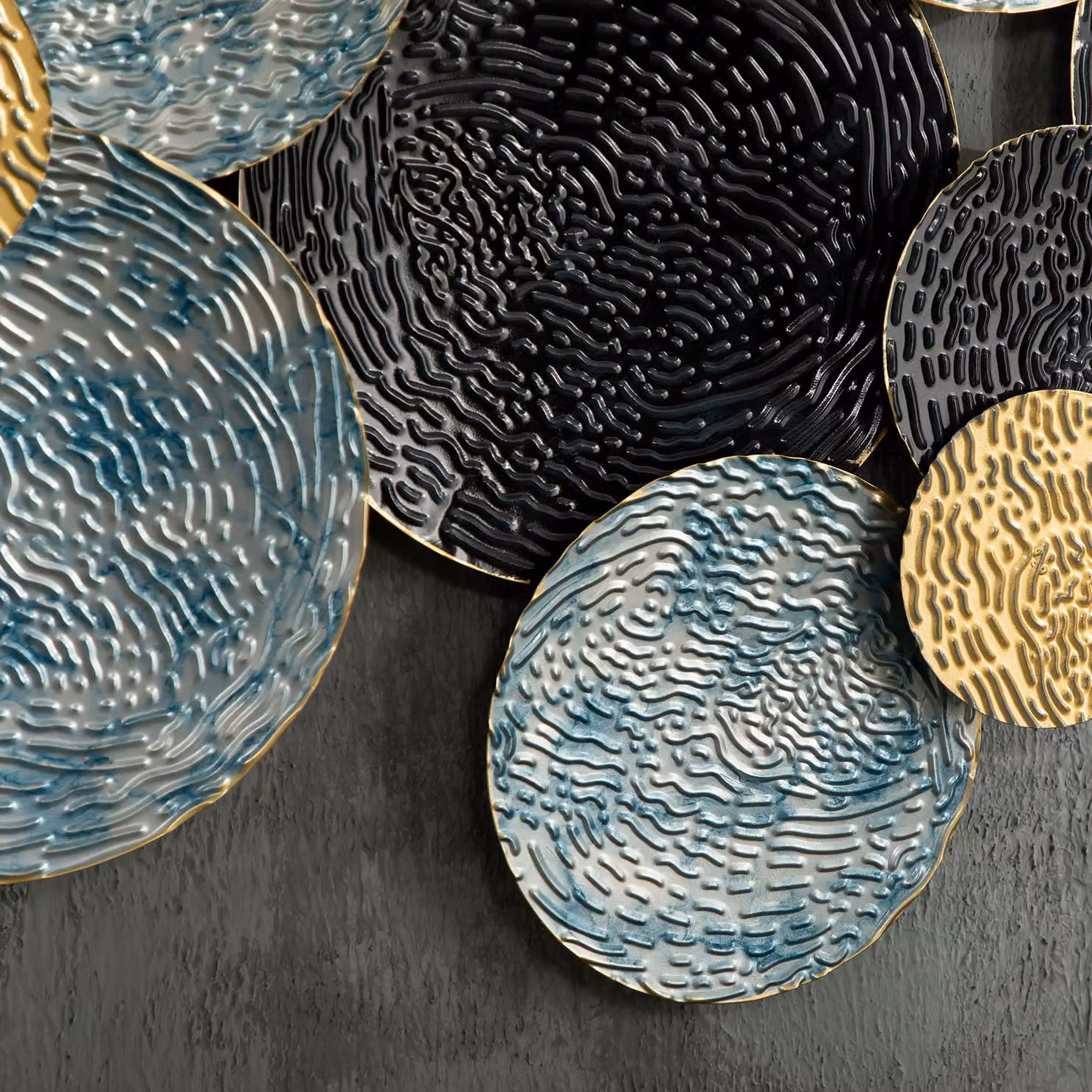 HOMCOM Modern Geometric 3D Metal Wall Art, Round Abstract Hanging Sculpture in Blue and Gold – 7