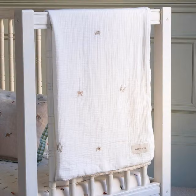Avery Row Little Farm Embroidered Organic Cotton Muslin Blanket in White, W/D: 110 x 80 cm