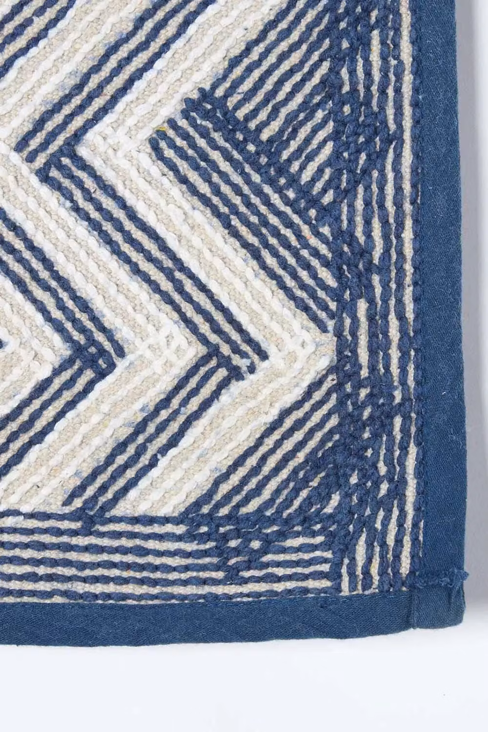 Homescapes Tidal Cotton Bathmat in Blue and White with Geometric Chevron Pattern and Non-Slip Backing, W: 50 cm, D: 80 cm – 4