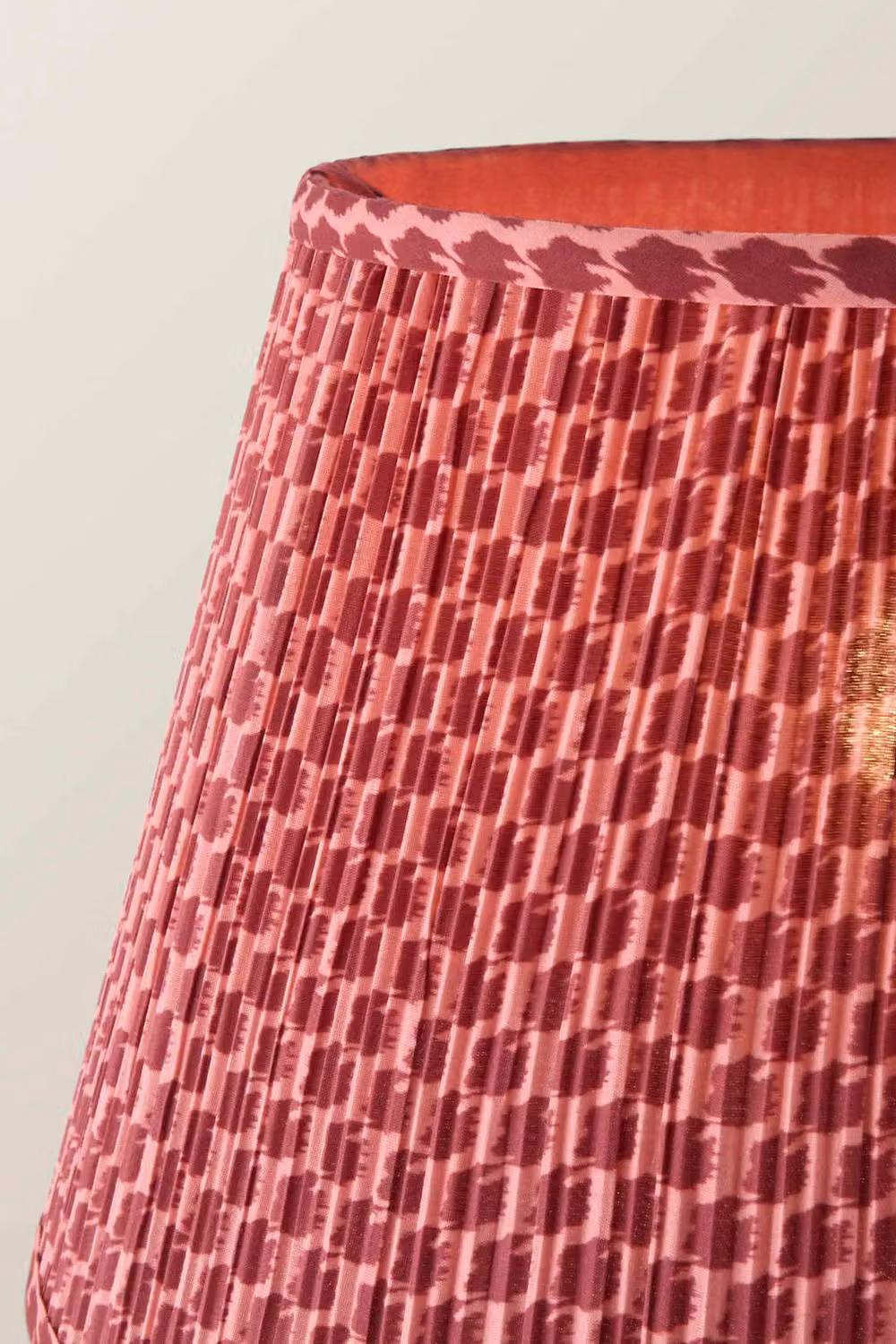 ValueLights Amara Wooden Twisted Floor Lamp with Pink and Blue Pleated Fabric Shade – 3