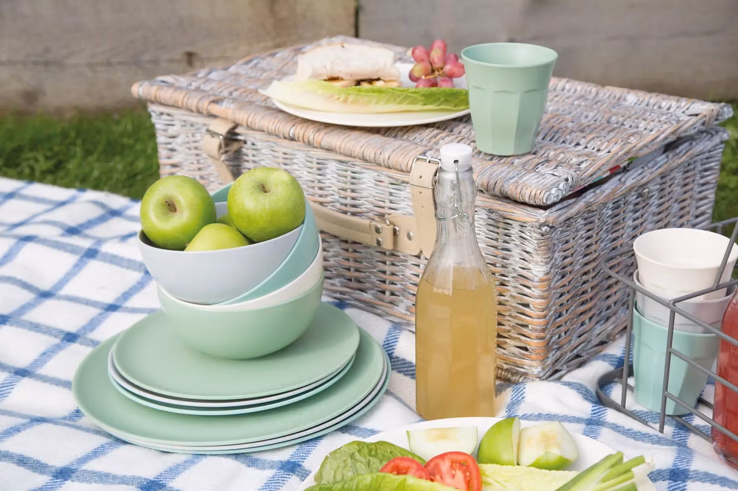 Colourworks Classics Melamine Dinner Plates, 28 cm, White, Green, Blue or Grey – 3