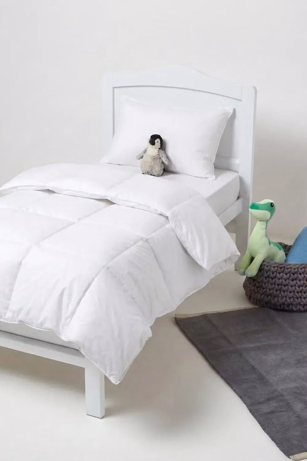 Homescapes Kids 10.5 Tog Goose Feather and Down Duvet in White, Cot Bed Size – 2