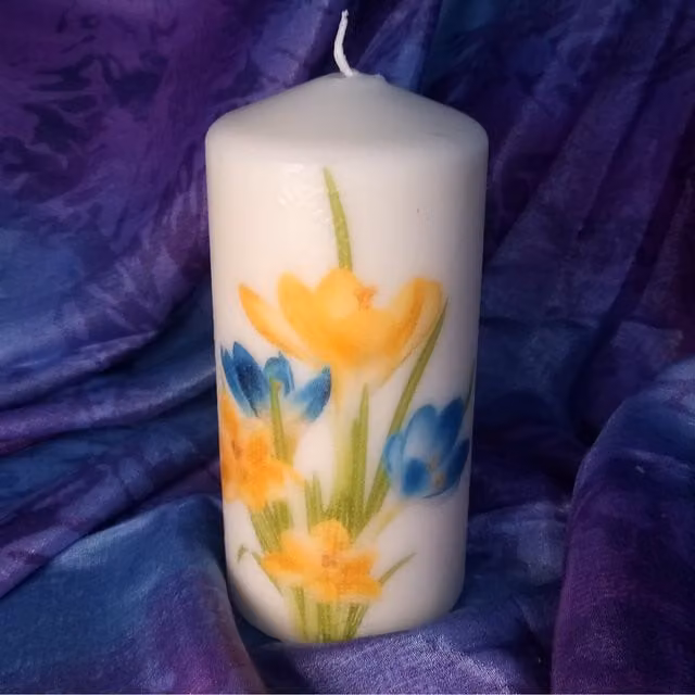 Viki Spring Pillar Candle in White / Crocus 3