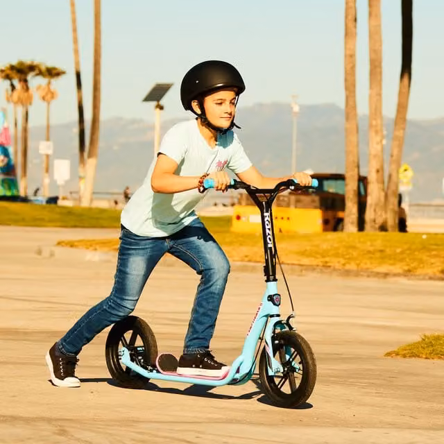 Razor Flashback Kick Scooter Air-filled Wheels in Blue