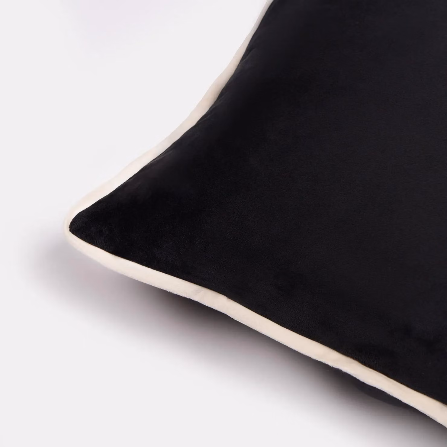 Brentfords OHS Matte Velvet Piped Edge Filled Cushions with Covers, 4 Pack, Black, W/D/H: 45 x 45 x 45 cm – 4