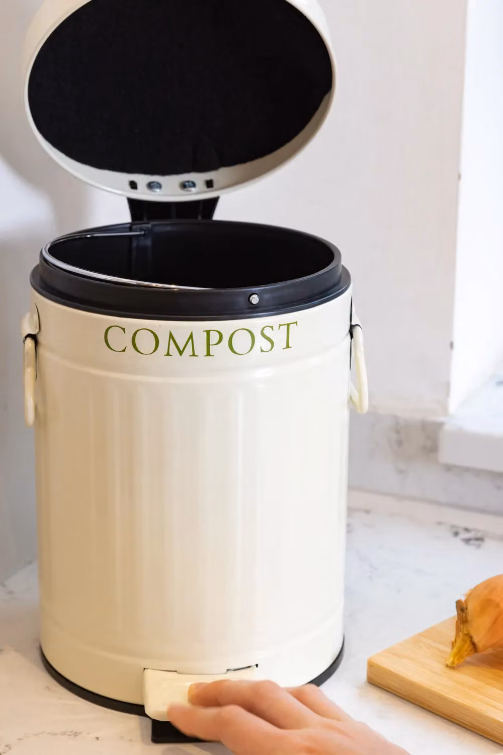 KitchenCraft Pedal-Operated Steel Compost Bin, 3 Litres, Cream – 4