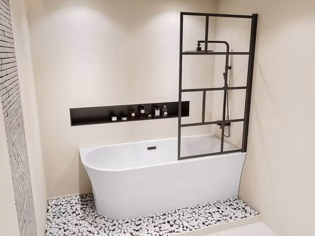 Vente-unique White Acrylic Corner Bathtub with Swivelling Bath Screen and Apron, Right-Handed, 201 l