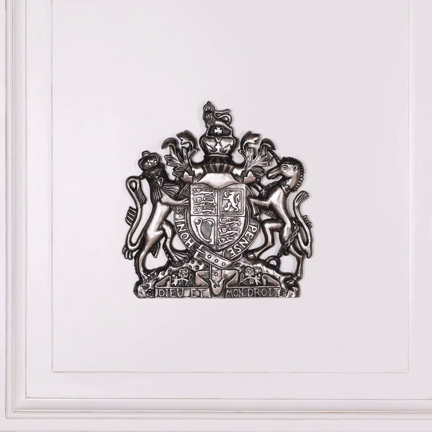 Glasstone Vintage Silver Style Cast Metal Coat of Arms Wall Decor – 2