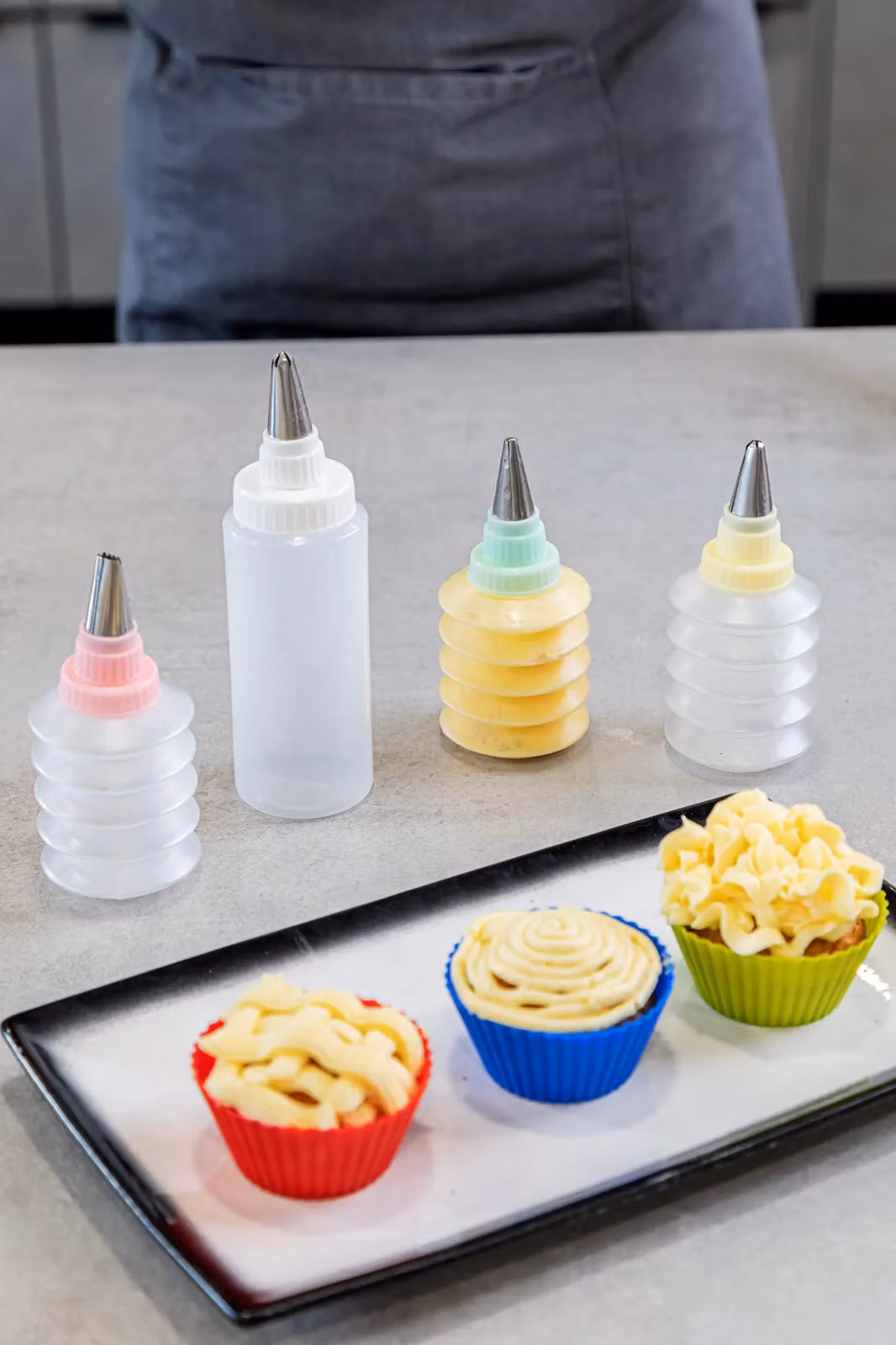 KitchenCraft Cookie and Cupcake Decorating Kit in White and Multicolour with Piping Bag and Nozzles – 3