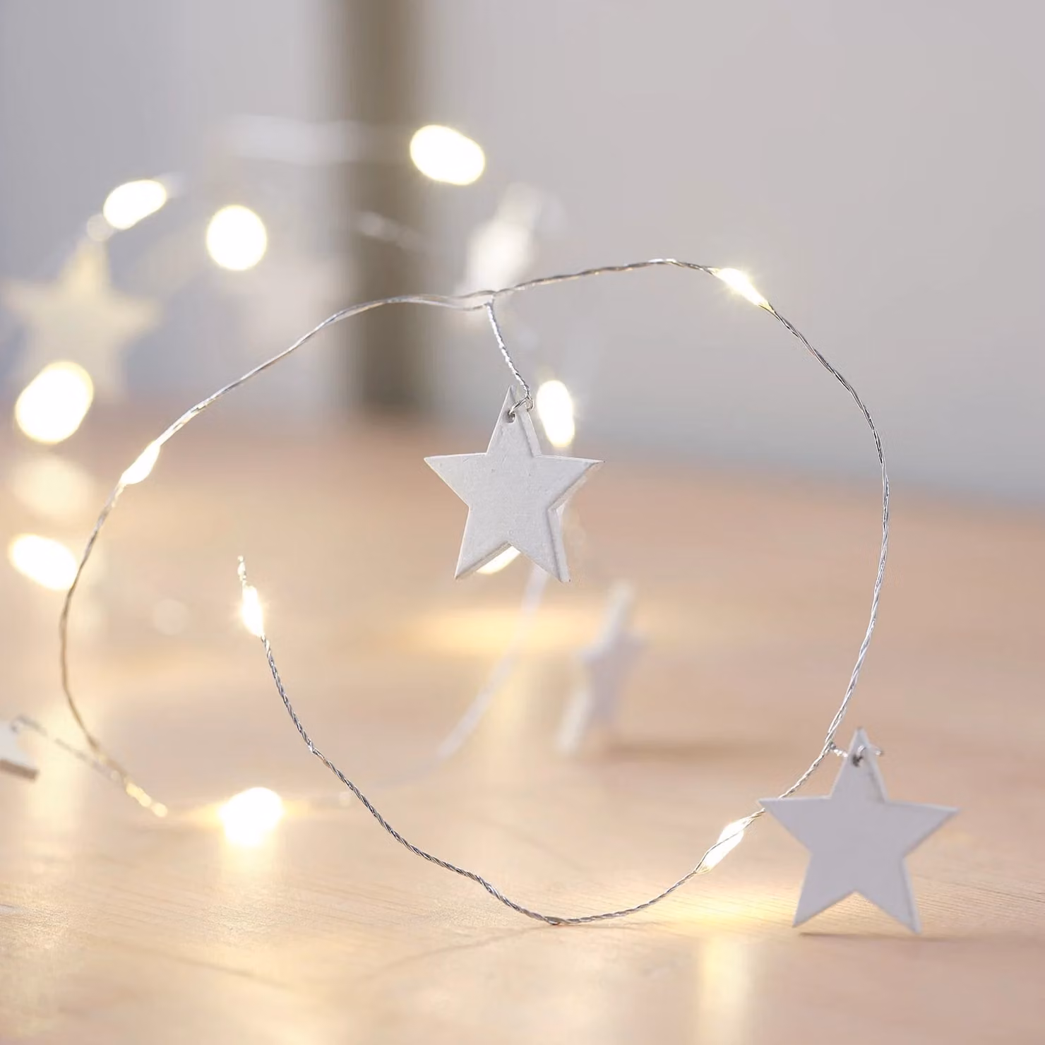 Lights4fun Indoor Christmas Wooden Star Micro LED String Fairy Lights in White and Silver, 1.9m – 1