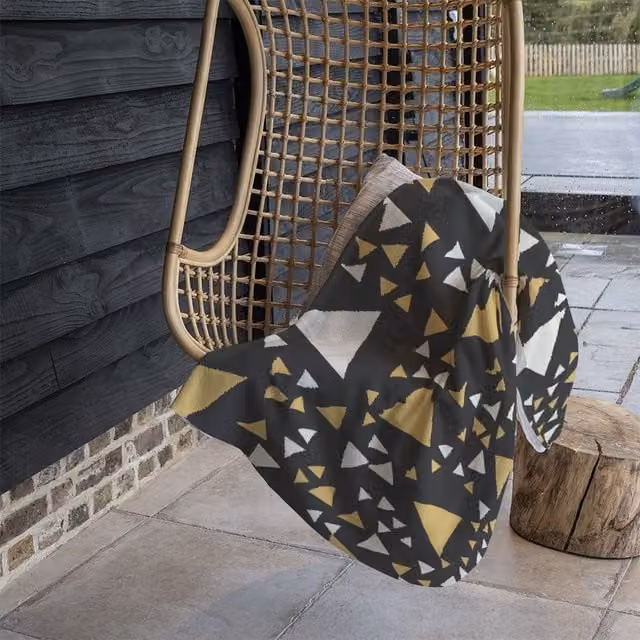 Benjamin Tate Design Geometric Triangles Fleece Blanket in Black and Sand, W/D/H: 120 x 150 cm – 1