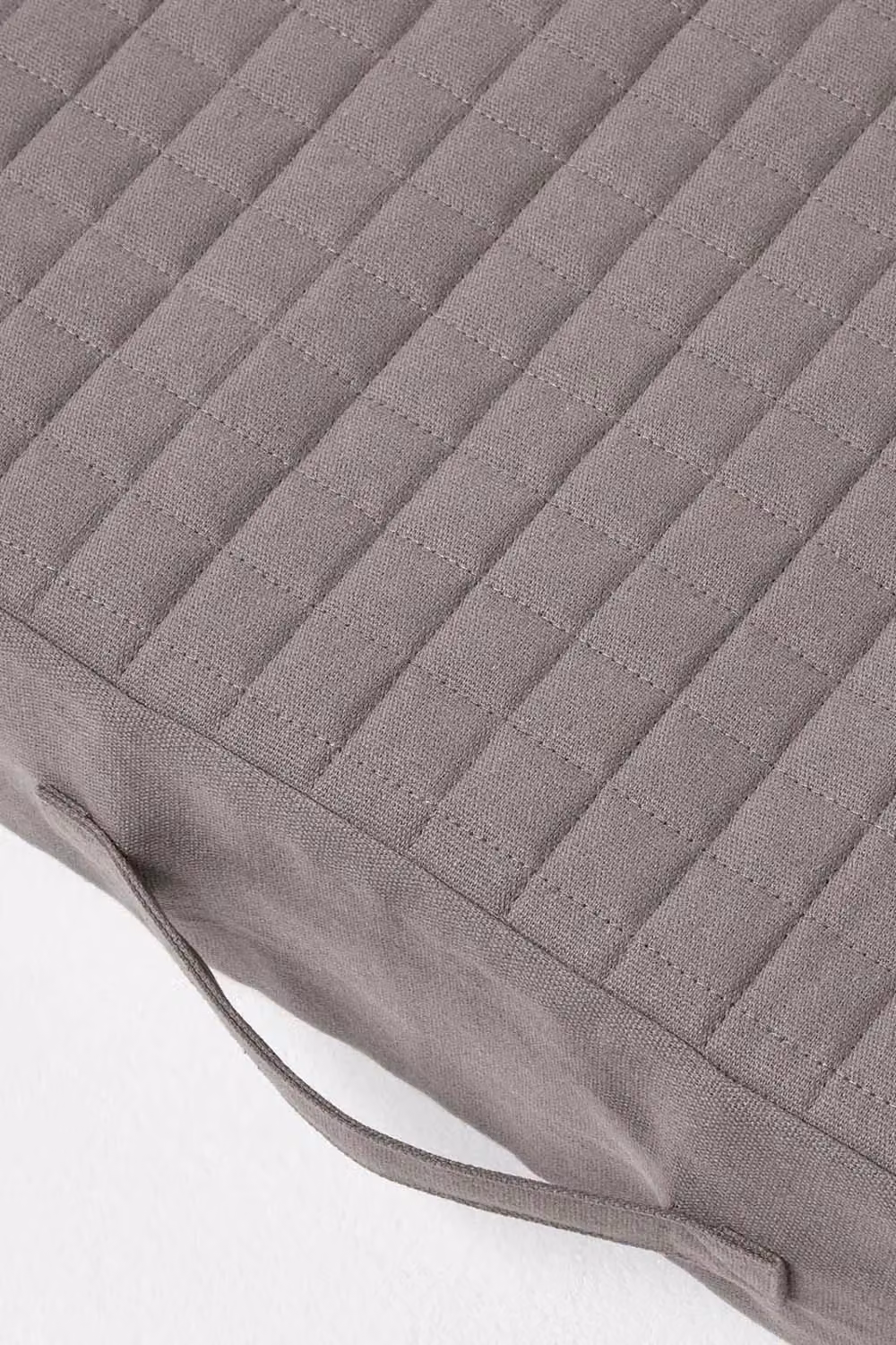 Homescapes Grey Quilted Orthopaedic Foam Armchair Booster Cushion with Washable Cotton Cover W/D/H: 50 x 50 x 10 cm – 3