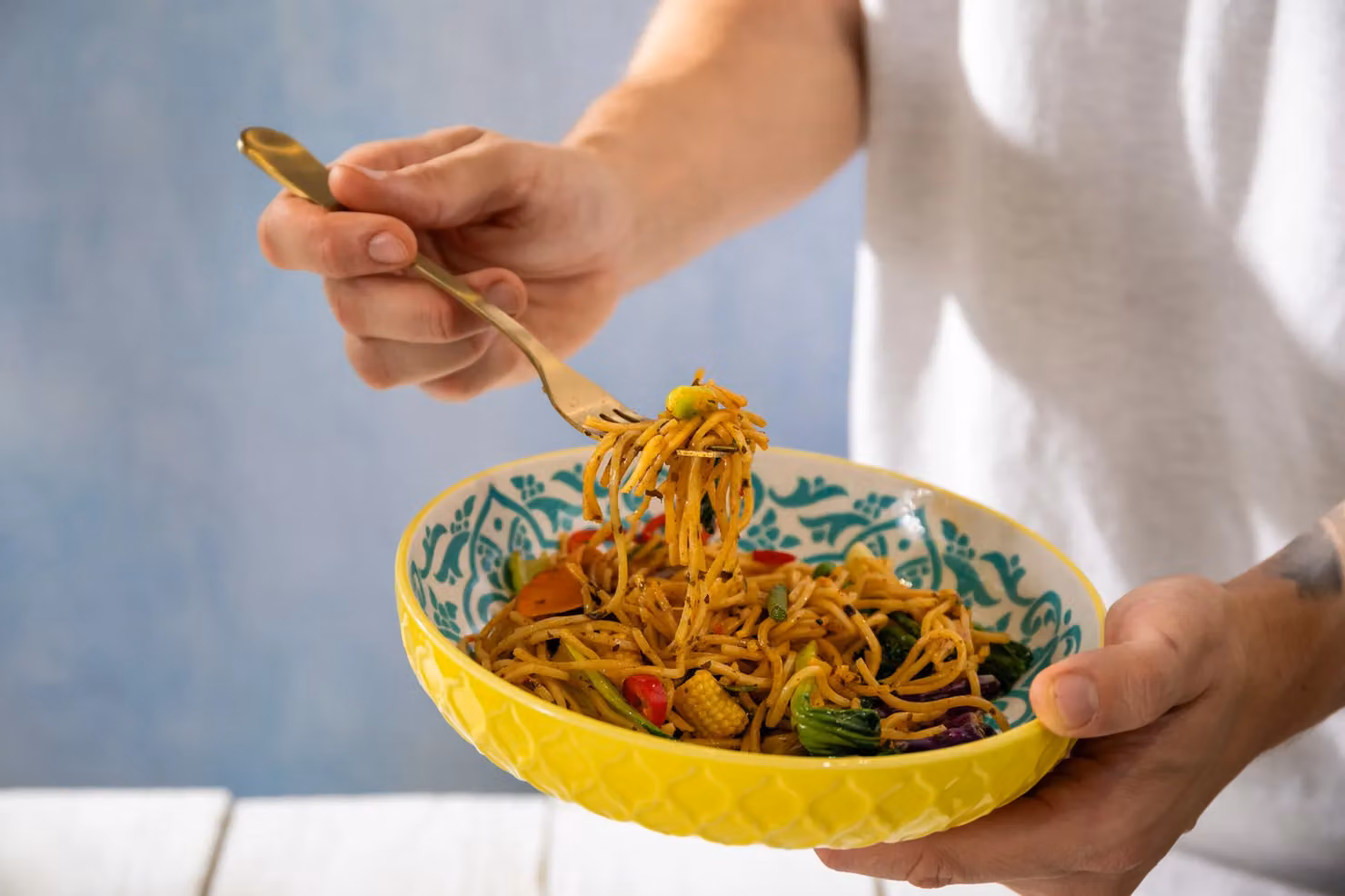Mikasa Glazed Stoneware Geometric Pasta Bowl in Yellow and Blue, 21 cm – 6