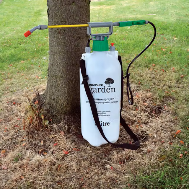 Garden Mile Manual Pressure Sprayer in White and Green, 8l
