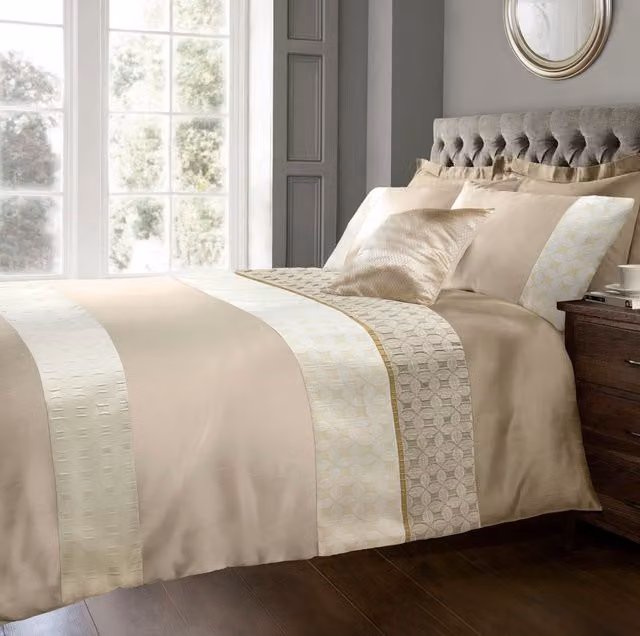 Sweet Dreams Luxury Jacquard Duvet Cover and Pillowcase Set in Beige, W/D/H: 135 x 200 cm and 90 x 200 cm