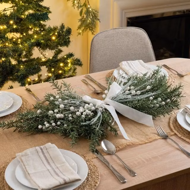 Scottish Everlastings Ltd Christmas Table Centrepiece Swag with White Velvet Bow, Green and White, 80 cm – 1