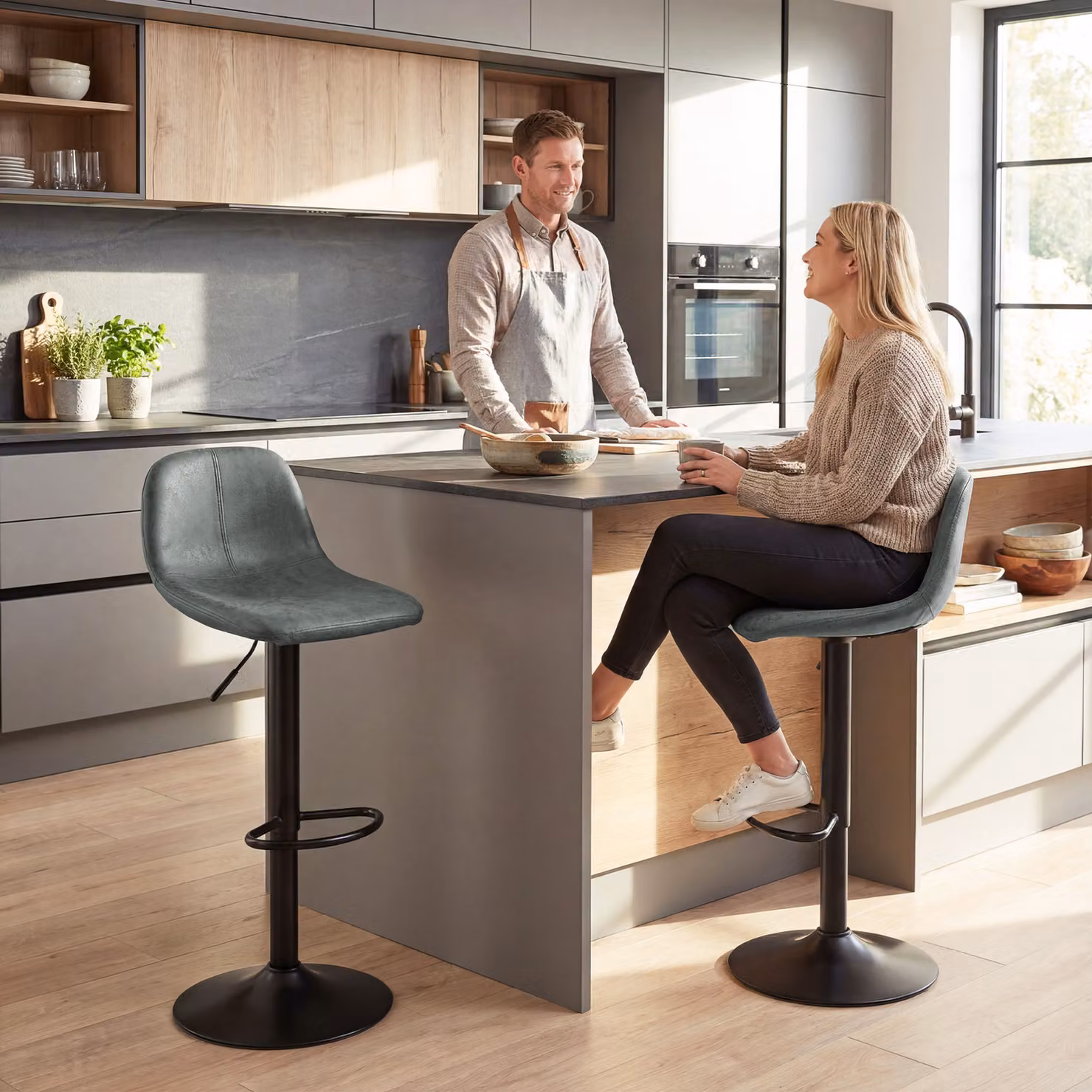 HOMCOM Set of 2 Modern Swivel Bar Stools with Footrest in Green Synthetic Leather – 2