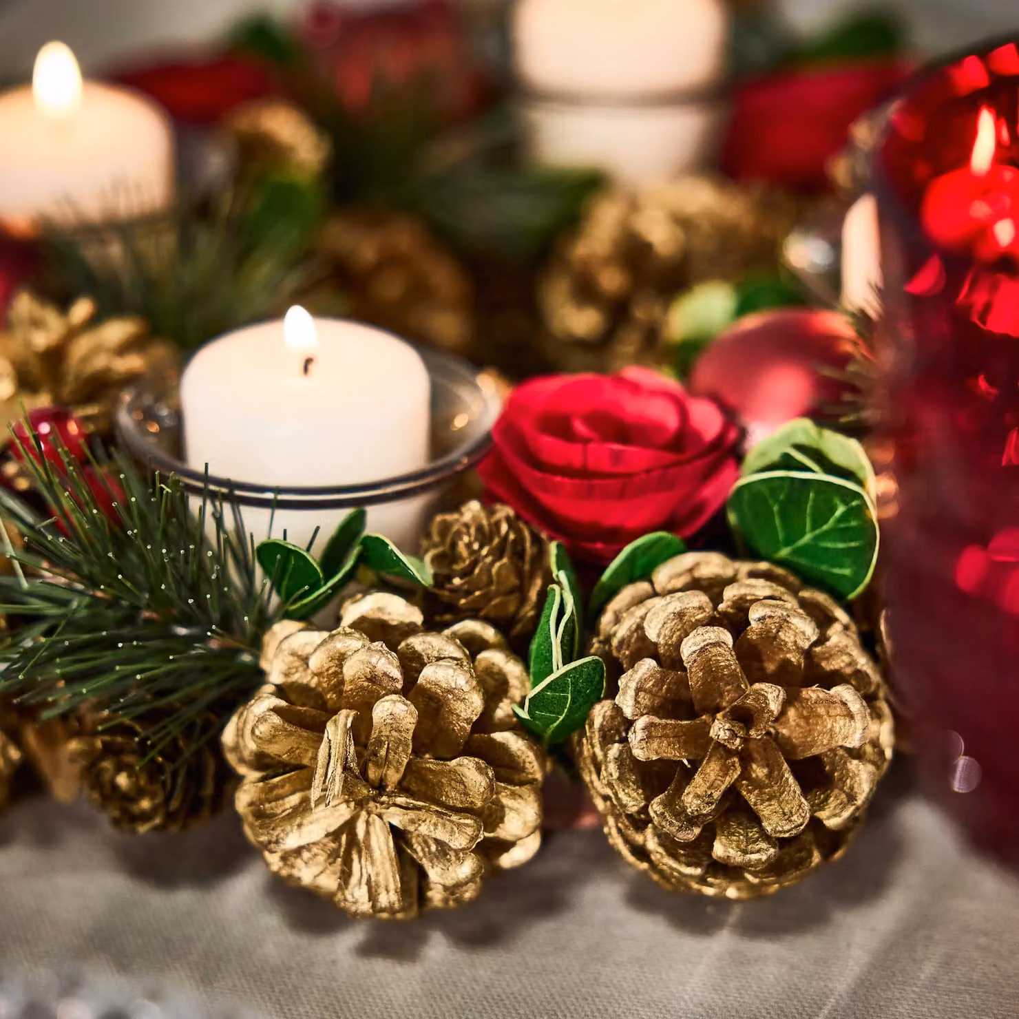 Dibor Berries and Baubles Christmas Table Centrepiece Tealight Holder in Gold and Red, Diameter: 30 cm – 4