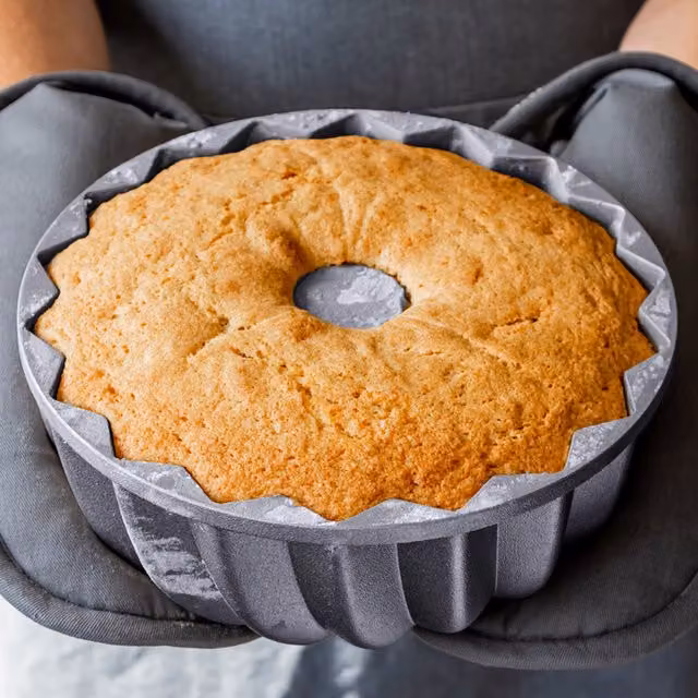 MasterClass Non-Stick Cast Aluminium Round Decorative Swirl Cake Tin, Diameter: 24 cm, Grey