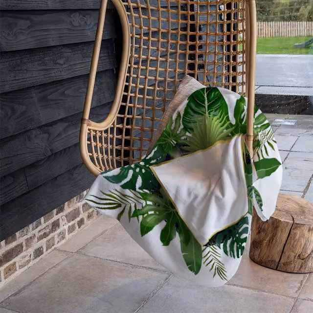 Benjamin Tate Design Botanical Frame Floral Fleece Blanket in Green, Beige and White, W/D/H: 120 x 150 cm