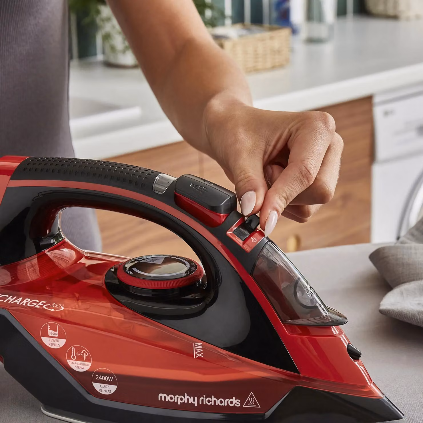 Morphy Richards EasyCHARGE Cordless Steam Iron with Ceramic Soleplate, Anti-Calc and Auto Shut-off, Red – 8