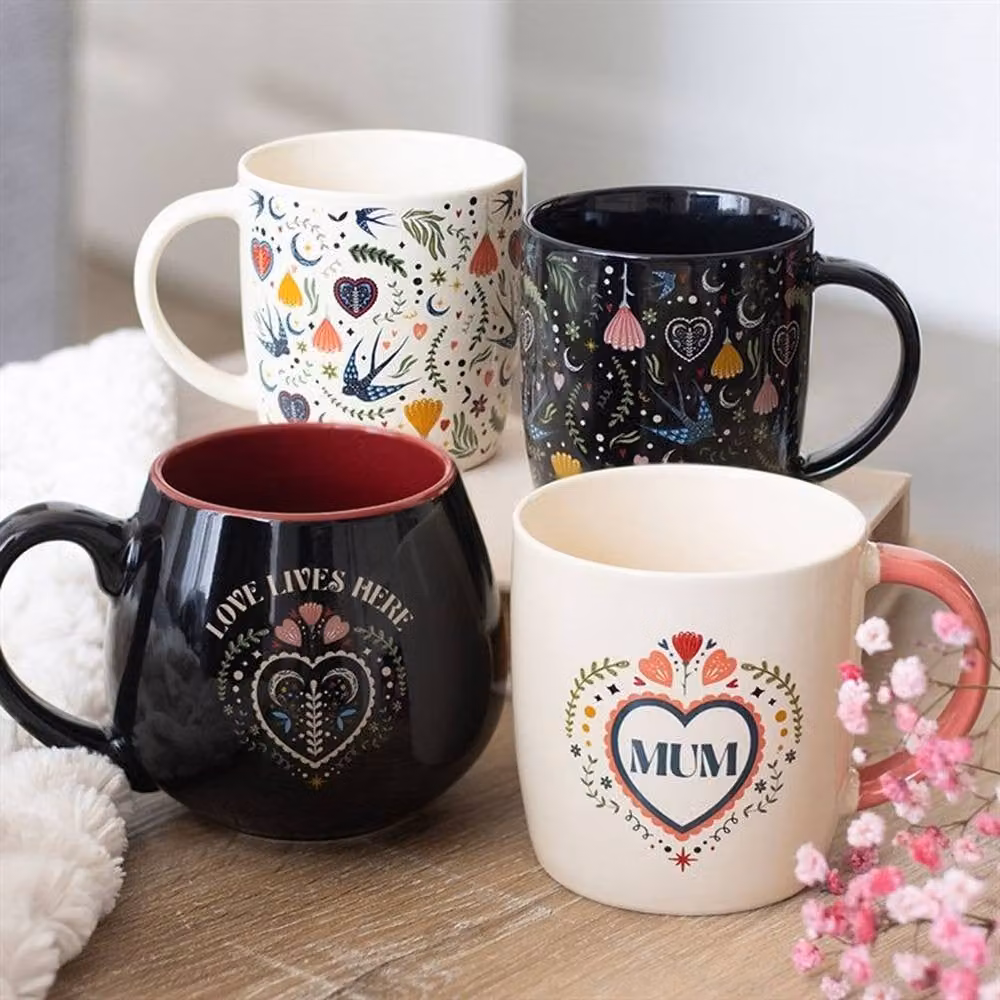Uniqueful Love Lives Here Folk Heart Rounded Ceramic Mug in Black, 550ml – 2