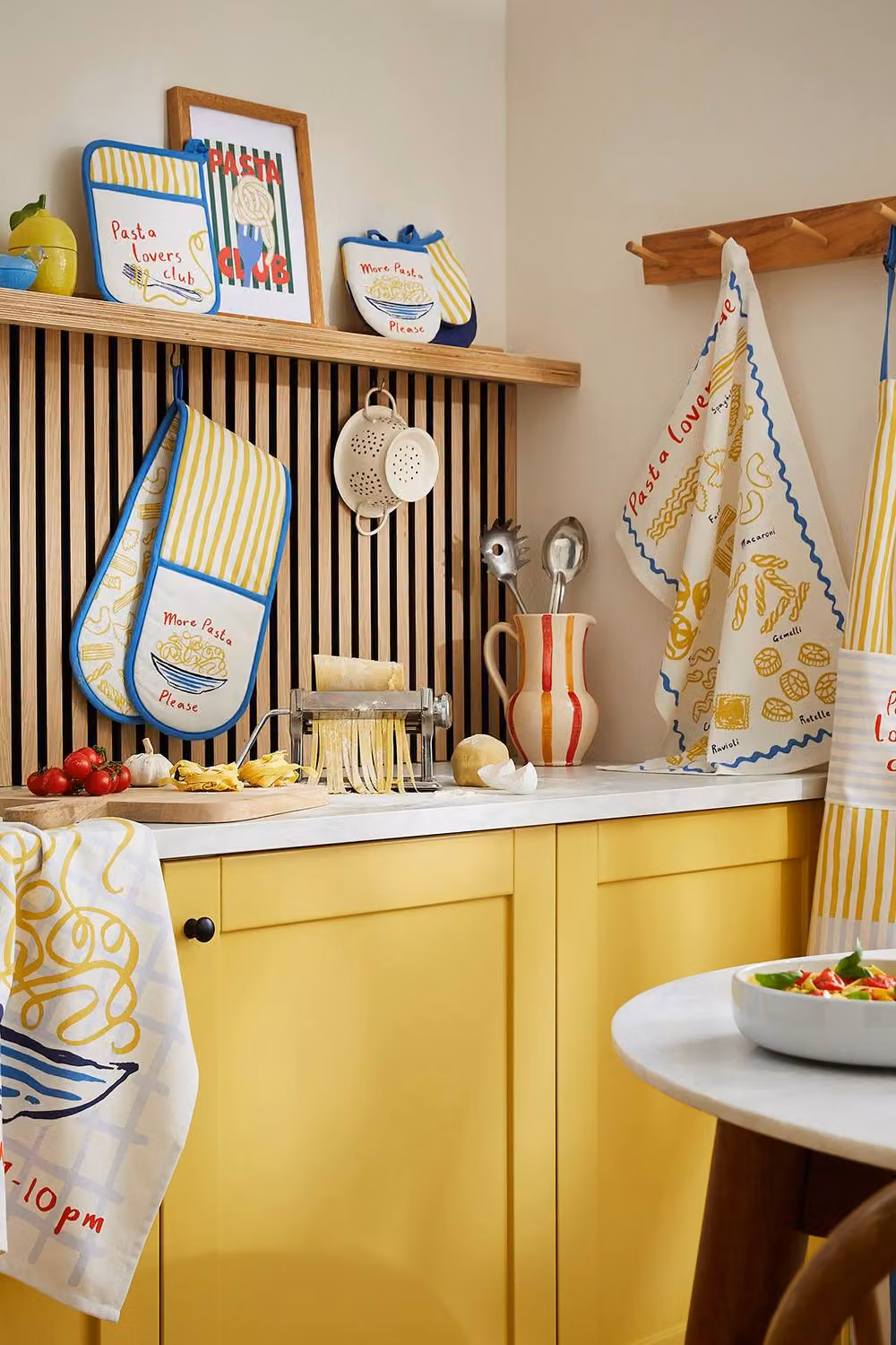 Ulster Weavers Pasta Lovers Club Non-Slip Cotton Microwave Mitts in Yellow, Beige and Multicolour – 3