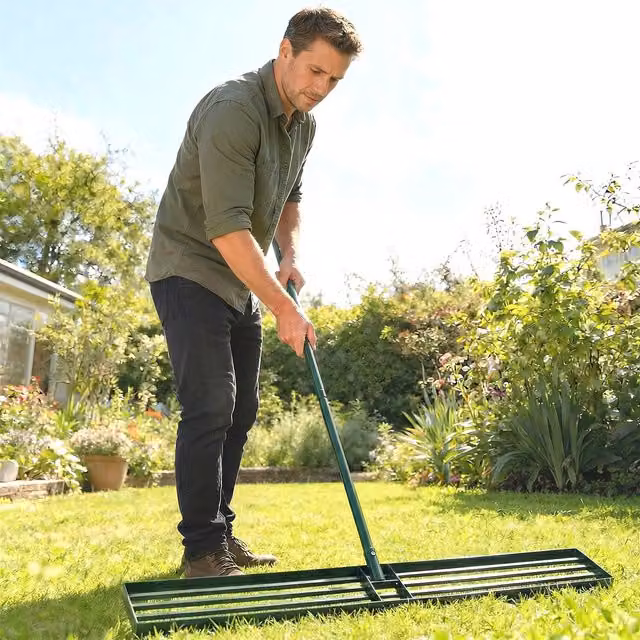 Outsunny Green Metal Lawn Levelling Rake with 169 cm Handle