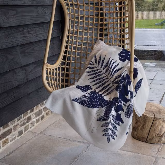 Benjamin Tate Design Floral Fleece Blanket in Blue and Beige, W/D/H: 120 x 150 cm – 1
