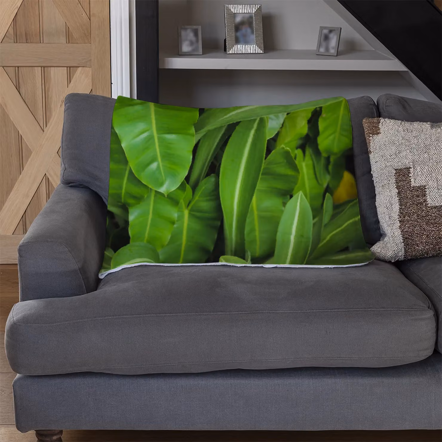 Benjamin Tate Design Abstract Dark Green Leaves Fleece Blanket in Green and Sand, W/D/H: 120 x 150 cm – 2