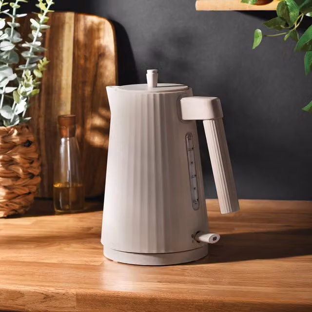 Kitchen Master Plastic Kettle 1.7l in Cappuccino Beige