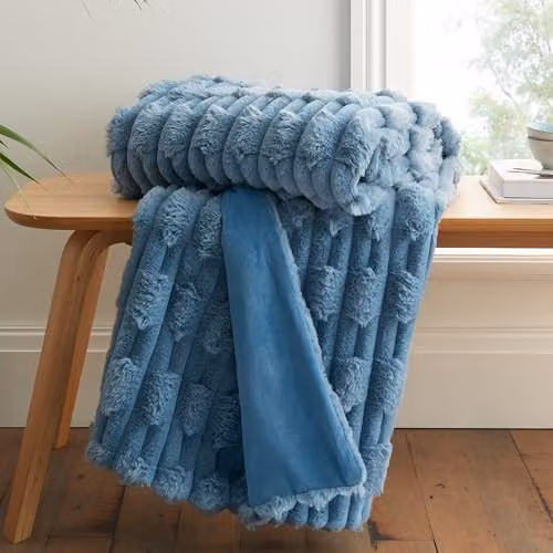 Bianca Carved Faux Fur Throw Blanket in Blue, W/D/H: 150 x 200 cm