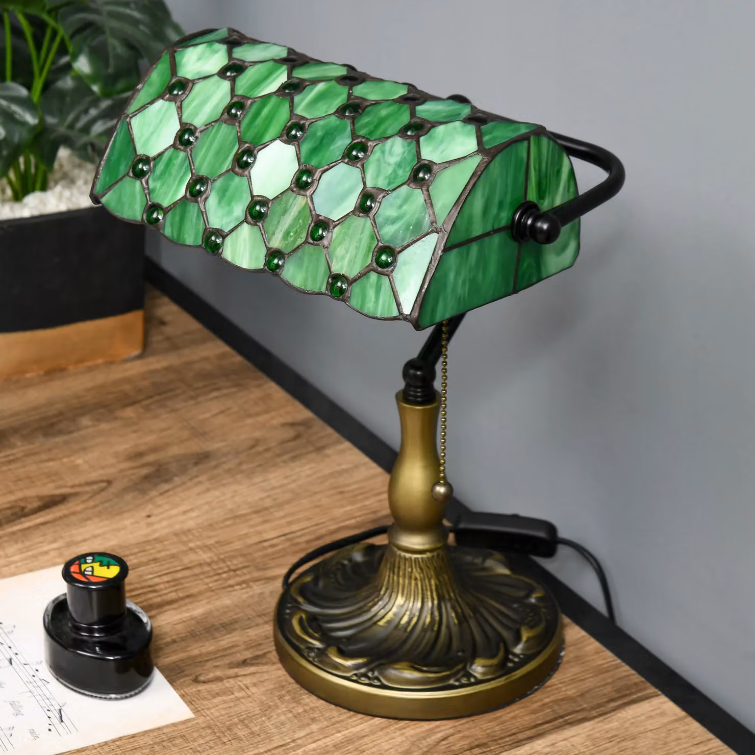 HOMCOM Antique Handmade Stained Glass Table Lamp in Green – 5