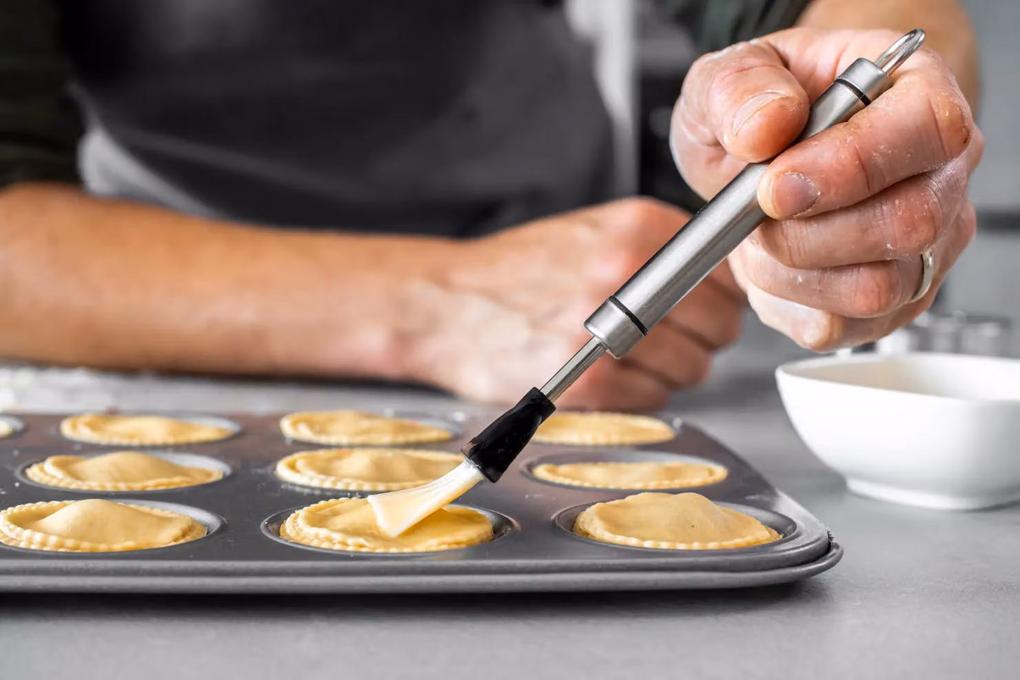 KitchenCraft Non-Stick Tart Tin, W: 32 cm x D: 24 cm, Grey – 2