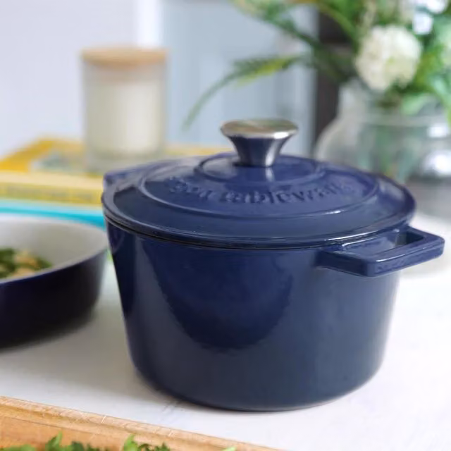 Argon Tableware 2.8L Round Cast Iron Casserole Dish in Midnight Blue
