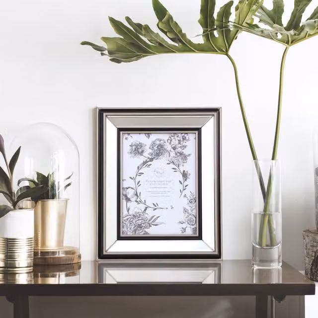 The Port. Co Gallery Mode Silver and White Mirrored Rectangular Single Tabletop Photo Frame, W/H: 20.32 x 20.32 cm