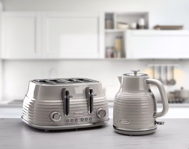 Daewoo Sienna Retro Cordless Jug Kettle and 4 Slice Toaster Set in Beige – 1