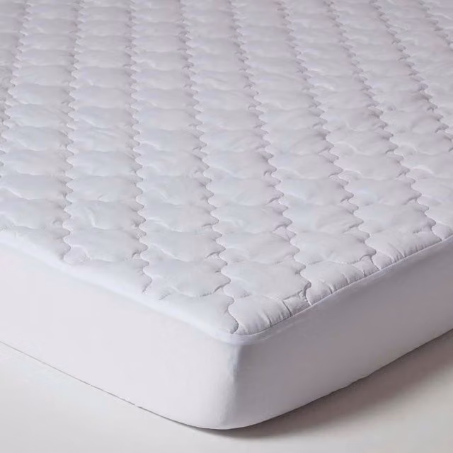Homescapes White Allergy-Friendly Hollow Fibre Mattress Protector, W 200 cm x L 200 cm