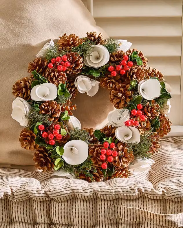 Dibor White Berries and Roses Christmas Wreath with Multicolour Floral Accents, Diameter: 36 cm – 4