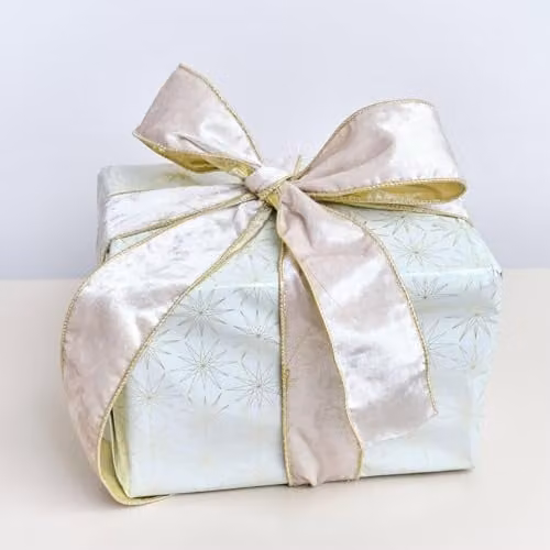 Melody Maison White and Gold Shiny Velvet Wired Christmas Ribbon Garland, 270 cm