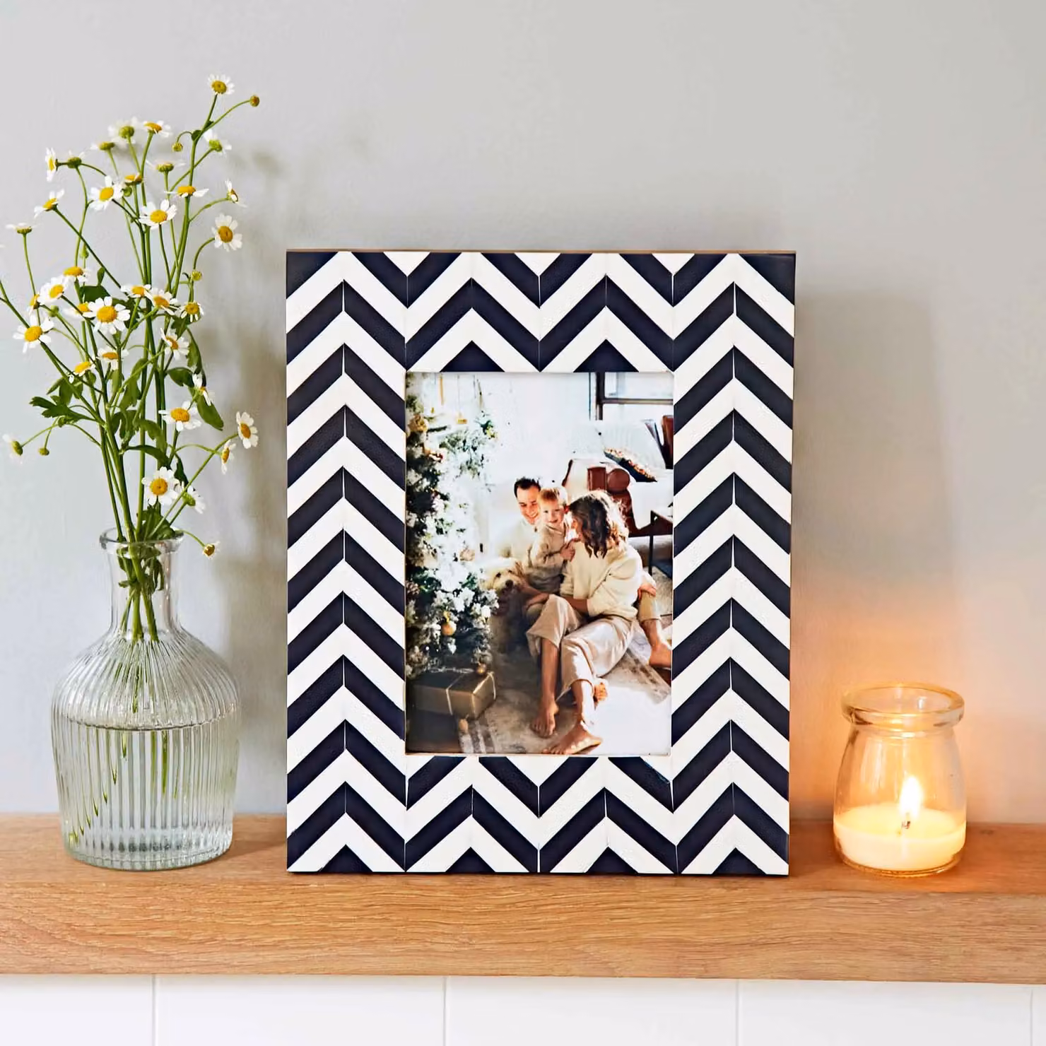 Paper High Mango Wood Chevron Patterned Photo Frame in Navy Blue and White, Fits a 6x4 Inch Photo – 2