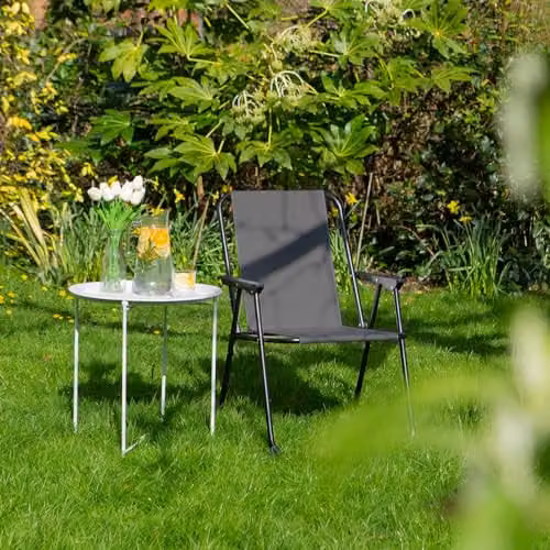 Harbour Housewares Pack of 2 Folding Metal Beach Chairs in Black with Striped Textilene Fabric and Armrests – 2