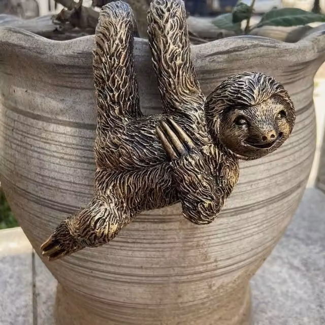 Garden Mile Sloth Decorative Plant Pot Hanger in Bronze Effect