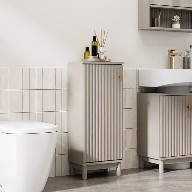 VonHaus Victoria Fluted Design Slim Bathroom Storage Cabinet in Stone with Soft Close Hinged Doors, W/D/H: 23.0 x 34.0 x 83.5 cm – 1
